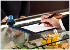 販売員は、万年筆選びの心強いアドバイザー｜イメージ